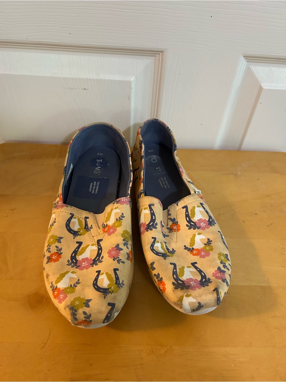 Toms horse print alpargatas, size 9